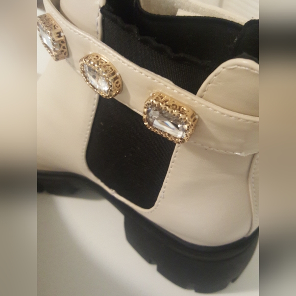 Madden Girl Honey Ankle Boots, Almond color, Size 9.5, Never worn, no box top - Picture 5 of 7